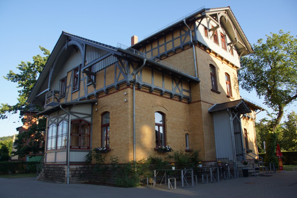 Wohngruppe Gelbe-Villa am Bahnhofsplatz 5 mit neun Plätzen der Erziehungshilfe