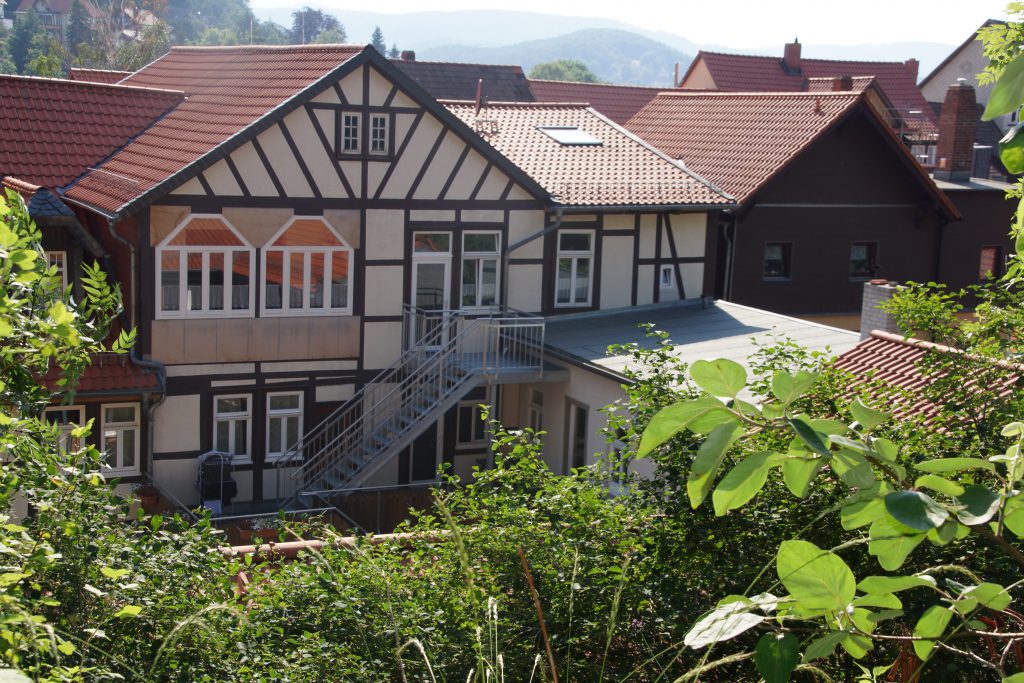 Wohngruppe Alte Apotheke in der Nöschenröder Straße 74 mit 16 Plätzen der Erziehungshilfe